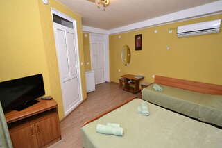 Гостиница Век Анапа Трехместный номер с балконом-2