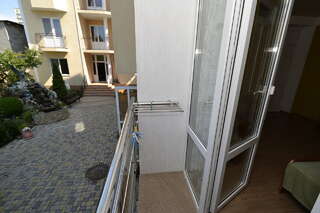 Гостиница Век Анапа Трехместный номер с балконом-5