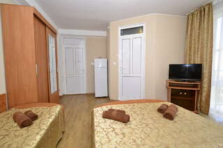 Гостиница Век Анапа Трехместный номер с балконом-14